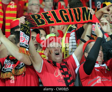 Cardiff, Wales, UK. Freitag, 7. September 2012 im Bild: A Belgien Unterstützer Jubel nach dem Schlusspfiff.  Re: FIFA 2014 World Cup Qualifier, Wales / Belgien im Cardiff City Stadium, Südwales. Stockfoto