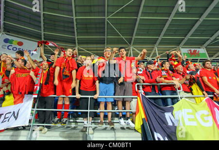 Cardiff, Wales, UK. Freitag, 7. September 2012 im Bild: Belgien Fans jubeln am Ende des Spiels.  Re: FIFA 2014 World Cup Qualifier, Wales / Belgien im Cardiff City Stadium, Südwales. Stockfoto