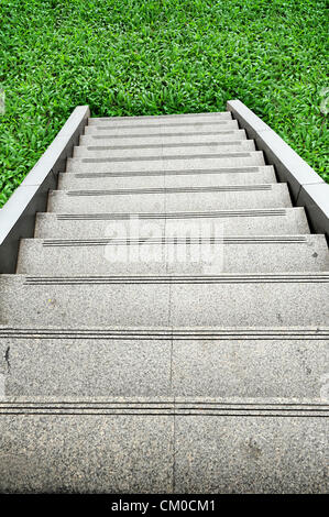 Treppe, die auf einem grünen Hügel Stockfoto