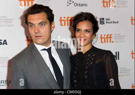 7. September 2012 besuchen - Toronto, Ontario, Kanada - Regisseur JOE WRIGHT und Frau ANOUSHKA SHANKAR 'Anna Karenina' Premiere während der 2012 Toronto International Film Festival im The Elgin am 7. September 2012 in Toronto, Kanada. (Bild Kredit: Kredit: Igor Vidyashev/ZUMAPRESS.com)/Alamy Live-Nachrichten Stockfoto