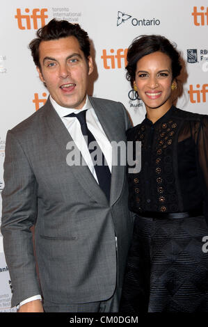 7. September 2012 besuchen - Toronto, Ontario, Kanada - Regisseur JOE WRIGHT und Frau ANOUSHKA SHANKAR 'Anna Karenina' Premiere während der 2012 Toronto International Film Festival im The Elgin am 7. September 2012 in Toronto, Kanada. (Bild Kredit: Kredit: Igor Vidyashev/ZUMAPRESS.com)/Alamy Live-Nachrichten Stockfoto