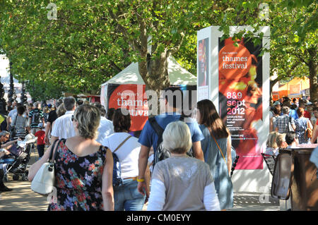 Southbank, London, UK. 8. September 2012. Southbank ist voll von Menschen besuchen die Thames Festival, eine kostenlose Veranstaltung heute und am Sonntag stattfindet. Die kostenlose Veranstaltung hat Marktstände und Interpreten und fällt mit dem Ende der Paralympics. Bildnachweis: Matthew Chattle / Alamy Live News Stockfoto