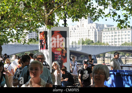 Southbank, London, UK. 8. September 2012. Southbank ist voll von Menschen besuchen die Thames Festival, eine kostenlose Veranstaltung heute und am Sonntag stattfindet. Die kostenlose Veranstaltung hat Marktstände und Interpreten und fällt mit dem Ende der Paralympics. Bildnachweis: Matthew Chattle / Alamy Live News Stockfoto