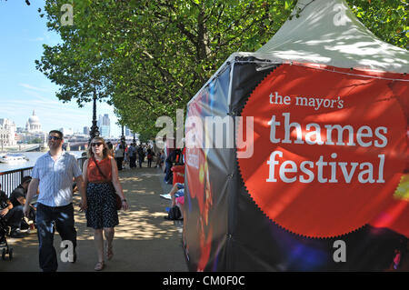 Southbank, London, UK. 8. September 2012. Southbank ist voll von Menschen besuchen die Thames Festival, eine kostenlose Veranstaltung heute und am Sonntag stattfindet. Die kostenlose Veranstaltung hat Marktstände und Interpreten und fällt mit dem Ende der Paralympics. Bildnachweis: Matthew Chattle / Alamy Live News Stockfoto