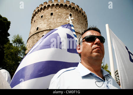 Thessaloniki, Griechenland. 8. September 2012. Polizisten, Feuerwehrleute und Hafen-Polizist-Offiziere in Thessaloniki protestieren gegen weitere Kürzungen auf ihrer Gehaltsliste. 8. September 2012. Thessaloniki, Griechenland. Bildnachweis: Konstantinos Tsakalidis / Alamy Live News Stockfoto