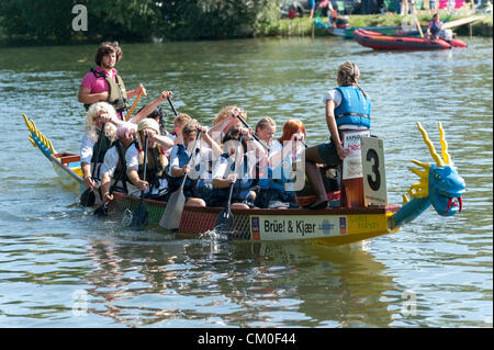 CAmbridge, UK. 8. September 2012. Konkurrenten genießen das Spätsommer-Wetter Cambridge Dragon Boat Festival, auf dem Fluss Cam Fen Ditton Cambridge UK, 8. September 2012.  Rund 50 Teams aus lokalen Organisationen nahmen Teil an den Rennen der 30 Fuß langen chinesischen Drachenbooten um Geld für die East Anglian Kinder Hospize paddeln. Bildnachweis: Julian Eales / Alamy Live News Stockfoto