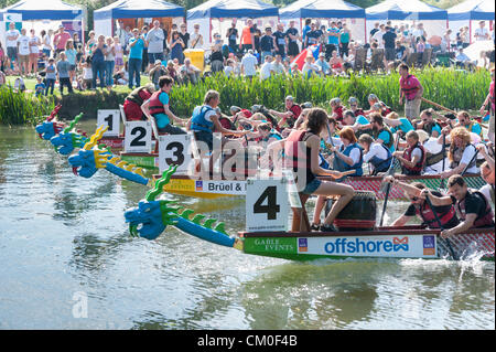 CAmbridge, UK. 8. September 2012. Konkurrenten genießen das Spätsommer-Wetter Cambridge Dragon Boat Festival, auf dem Fluss Cam Fen Ditton Cambridge UK, 8. September 2012.  Rund 50 Teams aus lokalen Organisationen nahmen Teil an den Rennen der 30 Fuß langen chinesischen Drachenbooten um Geld für die East Anglian Kinder Hospize paddeln. Bildnachweis: Julian Eales / Alamy Live News Stockfoto