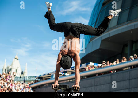 London, UK. 8. September 2012. Felipe Reyez des Circolombia am Samstag 8. September2012 mehr London City Hall und Tower Bridge im Hintergrund. Dies ist der erste Tag des Bürgermeisters Thames Festival. Circolombia ist eine kolumbianische Wohltätigkeitsorganisation Ausbildung Strassenkinder sie aus dem Teufelskreis mitzunehmen, herrschen in den kolumbianischen Städten gewidmet. Dieses Fest markiert das Ende des Londoner kostenlose Summer Festival. Bildnachweis: Carole Edrich / Alamy Live News Stockfoto