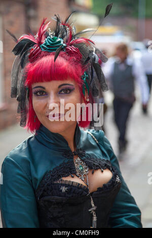 Lincoln, UK. Bunt gekleidete Menschen auf dem Steam Punk-Festival, "Wochenende in der Anstalt", in Lincoln UK, September 2012. Bildnachweis: Eric Murphy / Alamy Live News Stockfoto