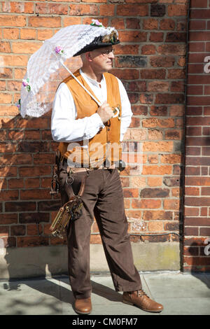 Lincoln, UK. Bunt gekleidete Menschen auf dem Steam Punk-Festival, "Wochenende in der Anstalt", in Lincoln UK, September 2012. Bildnachweis: Eric Murphy / Alamy Live News Stockfoto