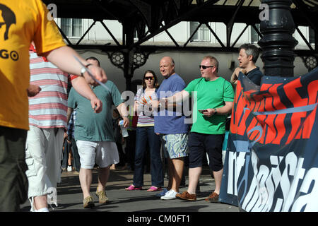 Brighton UK trat 8. September 2012 - RMT Gewerkschaftsführer Bob Crow (Zentrum im blauen Hemd) Protestierenden Eisenbahner Stockfoto