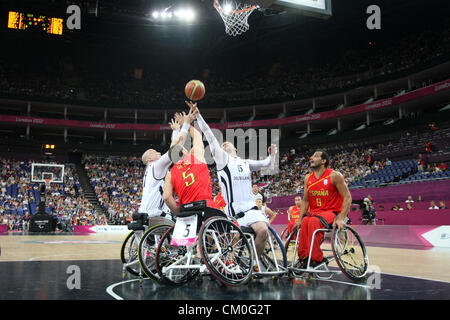 08.09.2012. London, England. Mannschaften Gerangel um den Ball, während die Männer Rollstuhl Basketball Klassifizierung Playoff 5/6-match zwischen Deutschland und Spanien während der 10. Tag der Paralympics London von der North Greenwich Arena Stockfoto