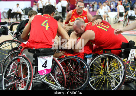 08.09.2012. London, England. Spanische Spieler feiern nach dem Gewinn ihrer Männer Rollstuhl Basketball Klassifizierung 5/6 Entscheidungsspiel gegen Deutschland während der 10. Tag der Paralympics London von der North Greenwich Arena Stockfoto