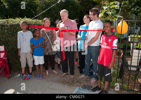 London, UK. 8. September 2012.  Jeremy Corbyn, MP für Islington North, öffnet die Parkside wachsenden Plot und Naturlehrpfad. Die Parkside wachsenden Plot und Naturlehrpfad entstand durch freiwillige Helfer aus dem Dorf Isledon Nachlass. Bildnachweis: Pete Maclaine / Alamy Live News Stockfoto