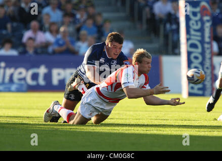 Dublin, Irland. 8. September 2012. 08.09.2012 Dublin, Ireland.Pat Leach in Aktion gegen Sean Cronin während der RaboDirect PRO12 Rugby-Spiel zwischen Leinster und Newport Gwent Drachen von der RDS Arena. Bildnachweis: Aktion Plus Sportbilder / Alamy Live News Stockfoto