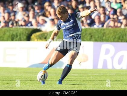 Dublin, Irland. 8. September 2012. 08.09.2012 Dublin, Irland. Ian Madigan startet erfolgreich eine Konvertierung während des RaboDirect PRO12 Rugby-Spiels zwischen Leinster und Newport Gwent Drachen von der RDS Arena. Bildnachweis: Aktion Plus Sportbilder / Alamy Live News Stockfoto