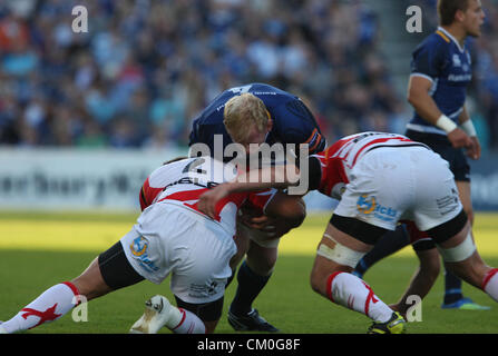 Dublin, Irland. 8. September 2012. 08.09.2012 Dublin, Irland. Leo Cullen(Capt) in Aktion gegen Samuel Parry und Hywel Stoddart während der RaboDirect PRO12 Rugby-Spiel zwischen Leinster und Newport Gwent Drachen von der RDS Arena. Bildnachweis: Aktion Plus Sportbilder / Alamy Live News Stockfoto