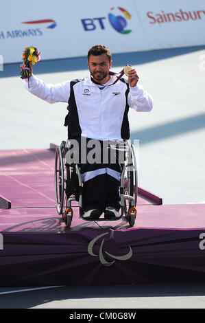 08.09.2012 Stratford, England. Noam Gershony von Israel während der Siegerehrung die Rollstuhl-Tennis-Quad-Singles am Tag 10 der Paralympischen Spiele in London 2012 im Eton Manor. Stockfoto