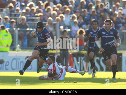 Dublin, Irland. 8. September 2012. 08.09.2012 Dublin, Irland. Noel Reid (Leinster) macht eine Pause durch den Drachen Deckel während der RaboDirect PRO12 Rugby Spiel zwischen Leinster und Newport Gwent Drachen von der RDS Arena. Bildnachweis: Aktion Plus Sportbilder / Alamy Live News Stockfoto