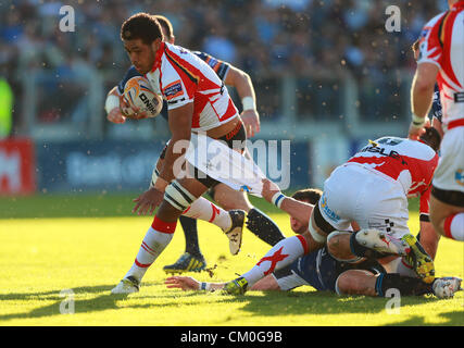 Dublin, Irland. 8. September 2012. 08.09.2012 Dublin, Irland. Toby Faletau (Drachen) ist in einem Zweikampf während des RaboDirect PRO12 Rugby-Spiels zwischen Leinster und Newport Gwent Drachen von der RDS Arena festgehalten. Bildnachweis: Aktion Plus Sportbilder / Alamy Live News Stockfoto