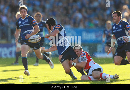 Dublin, Irland. 8. September 2012. 08.09.2012 Dublin, Irland. Noel Reid (Leinster) versteht man Boden aber gelingt, während des RaboDirect PRO12 Rugby-Spiels zwischen Leinster und Newport Gwent Drachen von der RDS Arena zu entlasten. Bildnachweis: Aktion Plus Sportbilder / Alamy Live News Stockfoto