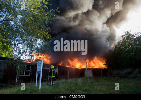 8. September 2012 London: ein Feuer bricht aus in den leerstehenden Gebäuden einer ehemaligen Grundschule Denmark Hill in South London Borough of Southwark Bessemer Grange, abgesagt. Die ehemalige Vorschule Struktur wurde schließlich nach sechs Feuerwehrfahrzeuge entkernt und 30 Feuerwehrmänner die Londoner Feuerwehr kam, um die Flammen zu begießen die bereits vorgefertigten Struktur ergriffen hatte. Bessemer Grange junior School und die aktuelle Baumschule befindet sich in einer Lage auf der anderen Straßenseite und ist auf dem ehemaligen Gelände des viktorianischen Eisen Magnaten, Henry Bessemers Villa. Bildnachweis: RichardBaker / Alamy Live neu Stockfoto