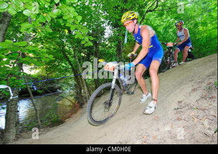 Konkurrenten, die Teilnahme an der Off-Road-Bike Stufe des Schweizer XTerra Triathlon, eine Bühne der 2 Schleifen von 17km. Stockfoto