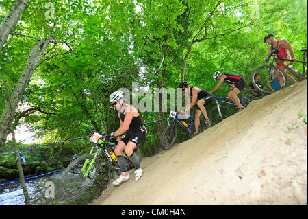 Konkurrenten, die Teilnahme an der Off-Road-Bike Stufe des Schweizer XTerra Triathlon, eine Bühne der 2 Schleifen von 17km. Stockfoto