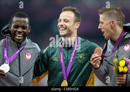 Oscar Pistorius (c) in Südafrika mit seiner Goldmedaille in T44 400 Meter. Blake Leeper (l) und David Price platziert 2nd, 3rd Stockfoto