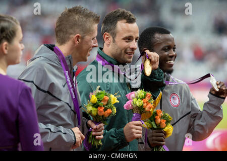 Oscar Pistorius (c) in Südafrika mit seiner Goldmedaille in T44 400 Meter. Blake Leeper (r) und David Price platziert 2nd, 3rd Stockfoto