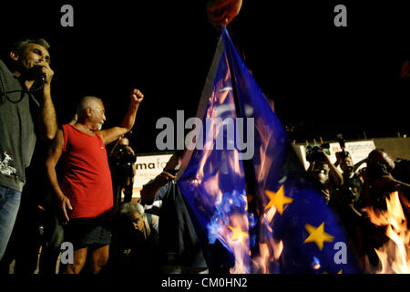 Thessaloniki, Griechenland. 8. September 2012. Demonstranten verbrennen eine EU-Flagge in Thessaloniki, Griechenland, nach einer großen Protest gegen den Sparkurs. Stockfoto