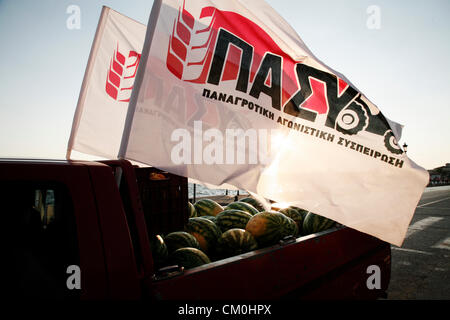 Thessaloniki, Griechenland. 8. September 2012. Landwirtschaftlichen LKW voller Wassermelonen und Fahnen aus Gewerkschaft bei Protest gegen Sparpolitik. Die Kundgebungen statt in Thessaloniki primäre Gewerkschaften, politische Parteien und Vertretern von Institutionen, bei der Eröffnung der 77. TIF. Insgesamt wird geschätzt, um teilgenommen haben mindestens 30.000 Menschen marschiert. Stockfoto