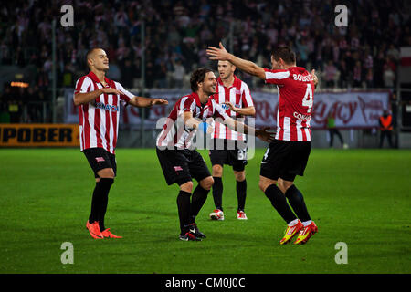 8. September 2012. Krakau, Polen - sechste Runde der 1. Liga (zweite Ebene Liga). Cracovia-Team nach dem vierten Ziel bei Cracovia Krakow V LKS Lodz match bei Marschall Józef Piłsudski Stadion. Cracovia gewann mit 4:2. Stockfoto