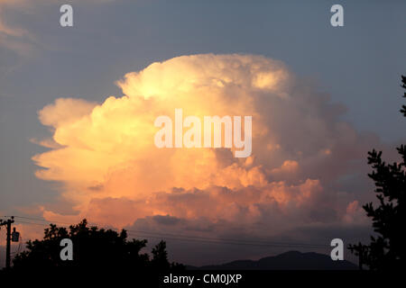 SAN GABRIEL MOUNTAINS, Kalifornien, USA - 9. September 2012 – A riesige Rauchwolke wird durch die untergehende Sonne über Tempelstadt aus dem Williams-Brand am 9. September 2012 beleuchtet. Stockfoto