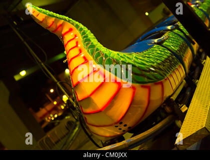 7. September 2012 - Merrick, New York, USA - Dragon Tail des Kinder Fahrt Rennen durch auf Strecken in der ersten Nacht des 22. jährlichen Merrick Festival auf Long Island. Stockfoto