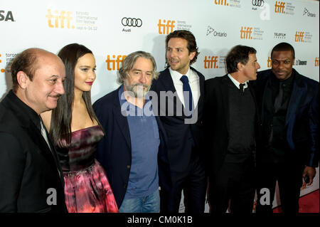 8. September 2012 - Toronto, Ontario, Kanada - (L-R) Schauspieler ANUPAM KHER, Schauspielerin JENNIFER LAWRENCE, Schauspieler ROBERT DE NIRO, Schauspieler / Executive Producer BRADLEY COOPER, DAVID O. RUSSEL Filmemacher und Schauspieler CHRIS TUCKER besuchen die "Silver Linings Playbook" Premiere während der 2012 Toronto International Film Festival bei Roy Thomson Beglückung auf 8. September 2012 in Toronto, Kanada. (Kredit-Bild: © Igor Vidyashev/ZUMAPRESS.com) Stockfoto