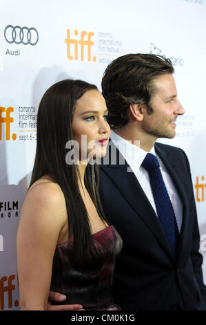 8. September 2012 - Toronto, Ontario, Kanada - Schauspielerin JENNIFER LAWRENCE (L) und Schauspieler / Executive Producer BRADLEY COOPER besuchen die "Silver Linings Playbook" Premiere während der 2012 Toronto International Film Festiva bei Roy Thomson Beglückung auf 8. September 2012 in Toronto, Kanada. (Kredit-Bild: © Igor Vidyashev/ZUMAPRESS.com) Stockfoto
