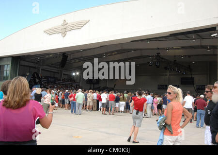 8. September 2012 - Virginia Beach, Virginia, USA - Atmosphäre außerhalb einer Kampagne Rallye für GOP Presidential Candidate MITT ROMNEY am Military Aviation Museum. (Kredit-Bild: © Tina Fultz/ZUMAPRESS.com) Stockfoto