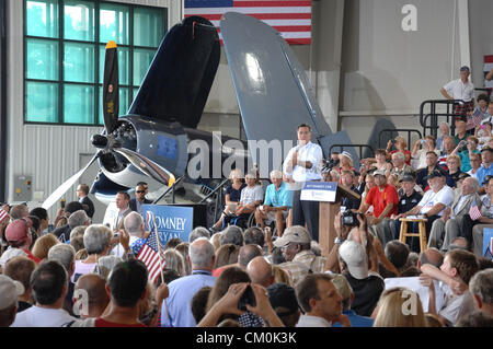 8. September 2012 - Virginia Beach, Virginia, USA - GOP Presidential Candidate MITT ROMNEY befasst sich mit die Masse während einer Kampagne-Kundgebung am Military Aviation Museum. (Kredit-Bild: © Tina Fultz/ZUMAPRESS.com) Stockfoto