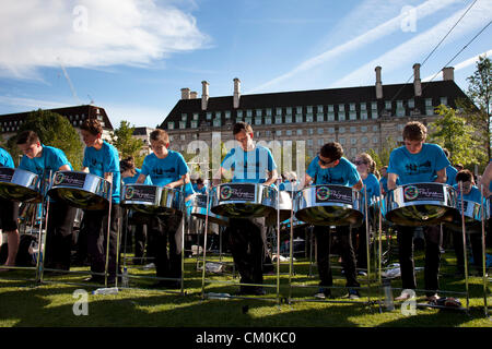 London, UK. 8. September 2012. Tausend Töpfe. Spieler aus Stahlband Pfanne Werften in ganz Großbritannien konvergieren auf Jubilee Gardens am Südufer auszuführenden Ary Schelewa 1939 Klassiker Aquarela do Brasil als eine musikalische Hommage an die Weitergabe der Olympischen Fackel von London nach Rio. Des Bürgermeisters Thames Festival ist Londons größte Outdoor-Kunstfestival und eines der spektakulärsten Events des Jahres. Es ist ein fest von London und die Themse, die frei und offen für alle ist. Stockfoto