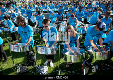 London, UK. 8. September 2012. Tausend Töpfe. Spieler aus Stahlband Pfanne Werften in ganz Großbritannien konvergieren auf Jubilee Gardens am Südufer auszuführenden Ary Schelewa 1939 Klassiker Aquarela do Brasil als eine musikalische Hommage an die Weitergabe der Olympischen Fackel von London nach Rio. Des Bürgermeisters Thames Festival ist Londons größte Outdoor-Kunstfestival und eines der spektakulärsten Events des Jahres. Es ist ein fest von London und die Themse, die frei und offen für alle ist. Stockfoto