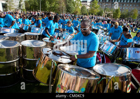 London, UK. 8. September 2012. Tausend Töpfe. Spieler aus Stahlband Pfanne Werften in ganz Großbritannien konvergieren auf Jubilee Gardens am Südufer auszuführenden Ary Schelewa 1939 Klassiker Aquarela do Brasil als eine musikalische Hommage an die Weitergabe der Olympischen Fackel von London nach Rio. Des Bürgermeisters Thames Festival ist Londons größte Outdoor-Kunstfestival und eines der spektakulärsten Events des Jahres. Es ist ein fest von London und die Themse, die frei und offen für alle ist. Stockfoto
