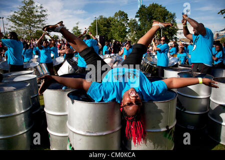 London, UK. 8. September 2012. Tausend Töpfe. Spieler aus Stahlband Pfanne Werften in ganz Großbritannien konvergieren auf Jubilee Gardens am Südufer auszuführenden Ary Schelewa 1939 Klassiker Aquarela do Brasil als eine musikalische Hommage an die Weitergabe der Olympischen Fackel von London nach Rio. Des Bürgermeisters Thames Festival ist Londons größte Outdoor-Kunstfestival und eines der spektakulärsten Events des Jahres. Es ist ein fest von London und die Themse, die frei und offen für alle ist. Stockfoto