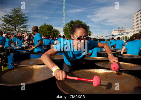 London, UK. 8. September 2012. Tausend Töpfe. Spieler aus Stahlband Pfanne Werften in ganz Großbritannien konvergieren auf Jubilee Gardens am Südufer auszuführenden Ary Schelewa 1939 Klassiker Aquarela do Brasil als eine musikalische Hommage an die Weitergabe der Olympischen Fackel von London nach Rio. Des Bürgermeisters Thames Festival ist Londons größte Outdoor-Kunstfestival und eines der spektakulärsten Events des Jahres. Es ist ein fest von London und die Themse, die frei und offen für alle ist. Stockfoto