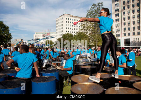 London, UK. 8. September 2012. Tausend Töpfe. Spieler aus Stahlband Pfanne Werften in ganz Großbritannien konvergieren auf Jubilee Gardens am Südufer auszuführenden Ary Schelewa 1939 Klassiker Aquarela do Brasil als eine musikalische Hommage an die Weitergabe der Olympischen Fackel von London nach Rio. Des Bürgermeisters Thames Festival ist Londons größte Outdoor-Kunstfestival und eines der spektakulärsten Events des Jahres. Es ist ein fest von London und die Themse, die frei und offen für alle ist. Stockfoto