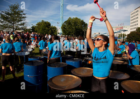 London, UK. 8. September 2012. Tausend Töpfe. Spieler aus Stahlband Pfanne Werften in ganz Großbritannien konvergieren auf Jubilee Gardens am Südufer auszuführenden Ary Schelewa 1939 Klassiker Aquarela do Brasil als eine musikalische Hommage an die Weitergabe der Olympischen Fackel von London nach Rio. Des Bürgermeisters Thames Festival ist Londons größte Outdoor-Kunstfestival und eines der spektakulärsten Events des Jahres. Es ist ein fest von London und die Themse, die frei und offen für alle ist. Stockfoto