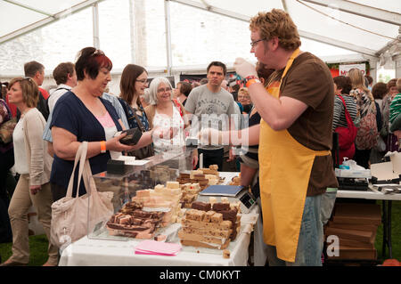 Der ultimative Fudge Outlet Stall präsentiert ihre Produkte den Besuchern Ludlow Food Festival, Ludlow UK, 8. September 2012.  Ludlow Food Festival ist eine jährliche Veranstaltung, die die Bereiche Kleinerzeuger Essen und Trinken fördert und findet auf dem Gelände des Ludlow Castle. Stockfoto