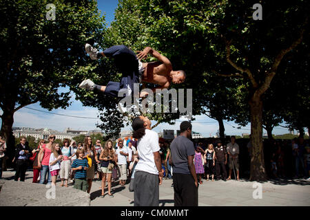 London, UK. 8. September 2012. Parkour-Läufer. Des Bürgermeisters Thames Festival ist Londons größte Outdoor-Kunstfestival und eines der spektakulärsten Events des Jahres. Es ist ein fest von London und die Themse. Stockfoto