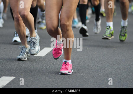 9. September 2012 - Buenos Aires, Buenos Aires, Argentinien - über 14.000 Läufer nahmen 21 k Buenos Aires Maraton. Podium für Kenia-Läufer war, Elijah Keitany und Robert Kipkorir Kwambai, Drittens kam Ethipian Tesfaye Abera Dibara. (Bild Kredit: Patricio Murphy/ZUMAPRESS.com ©) Stockfoto