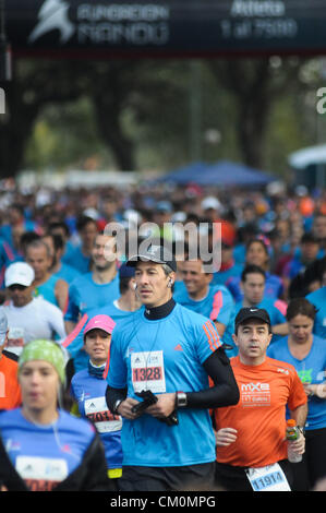9. September 2012 - Buenos Aires, Buenos Aires, Argentinien - über 14.000 Läufer nahmen 21 k Buenos Aires Maraton. Podium für Kenia-Läufer war, Elijah Keitany und Robert Kipkorir Kwambai, Drittens kam Ethipian Tesfaye Abera Dibara. (Bild Kredit: Patricio Murphy/ZUMAPRESS.com ©) Stockfoto